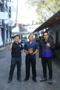 ผู้บริหารและเจ้าหน้าที่ คณะศึกษาศาสตร์ มช. รับมอบรางวัลชนะเลิศ การประกวดความสวยงามการตกแต่งภูมิทัศน์ งานพิธีมอบปริญญาบัตร มหาวิทยาลัยเชียงใหม่ ครั้งที่ 60