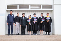 อาจารย์รับปริญญา 60