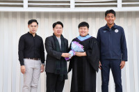 อาจารย์รับปริญญา 60