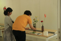 คณะศึกษาศาสตร์ มช. ชวนนักศึกษาฝึกใจให้อยู่กับปัจจุบัน ผ่านวิถีแห่งความงาม {Kohrinka} ศิลปะการจัดดอกไม้แบบญี่ปุ่น