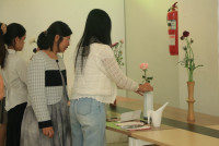 คณะศึกษาศาสตร์ มช. ชวนนักศึกษาฝึกใจให้อยู่กับปัจจุบัน ผ่านวิถีแห่งความงาม {Kohrinka} ศิลปะการจัดดอกไม้แบบญี่ปุ่น