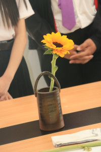 คณะศึกษาศาสตร์ มช. ชวนนักศึกษาฝึกใจให้อยู่กับปัจจุบัน ผ่านวิถีแห่งความงาม {Kohrinka} ศิลปะการจัดดอกไม้แบบญี่ปุ่น