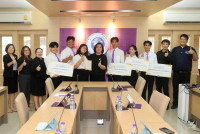 คณบดีศึกษาศาสตร์ มช. ร่วมยินดีและให้โอวาทนักศึกษาที่ได้รับรางวัลจาก กระดานดำสัมพันธ์ ครั้งที่ 20