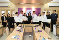 คณบดีศึกษาศาสตร์ มช. ร่วมยินดีและให้โอวาทนักศึกษาที่ได้รับรางวัลจาก กระดานดำสัมพันธ์ ครั้งที่ 20