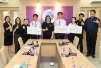 คณบดีศึกษาศาสตร์ มช. ร่วมยินดีและให้โอวาทนักศึกษาที่ได้รับรางวัลจาก กระดานดำสัมพันธ์ ครั้งที่ 20