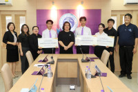 คณบดีศึกษาศาสตร์ มช. ร่วมยินดีและให้โอวาทนักศึกษาที่ได้รับรางวัลจาก กระดานดำสัมพันธ์ ครั้งที่ 20