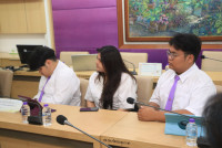 คณบดีศึกษาศาสตร์ มช. ร่วมยินดีและให้โอวาทนักศึกษาที่ได้รับรางวัลจาก กระดานดำสัมพันธ์ ครั้งที่ 20