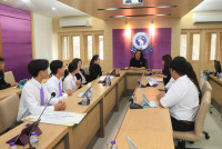 คณบดีศึกษาศาสตร์ มช. ร่วมยินดีและให้โอวาทนักศึกษาที่ได้รับรางวัลจาก กระดานดำสัมพันธ์ ครั้งที่ 20