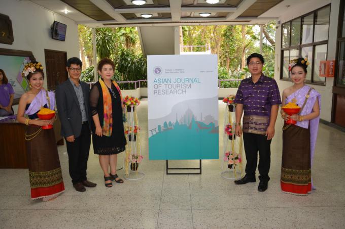  ผู้บริหารและอาจารย์คณะศึกษาศาสตร์ มช. เข้าร่วมพิธีมอบโล่ประกาศเกียรติคุณ สัมมนา International Seminar on Tourism in Asia 
