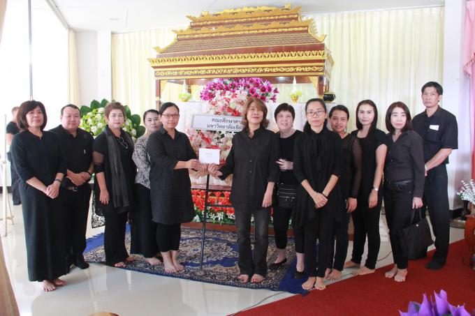 ผู้บริหาร คณาจารย์ และบุคลากร คณะศึกษาศาสตร์ ร่วมวางพวงหรีดร่วมไว้อาลัยและร่วมงานสวดพระอภิธรรมศพ คุณแม่นวลจันทร์ พรนวล