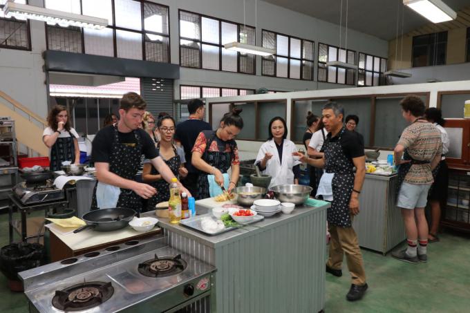 คณะศึกษาศาสตร์ มช. จัดสอนการทำอาหารไทยให้แก่นักศึกษาต่างชาติ โครงการ USAC
