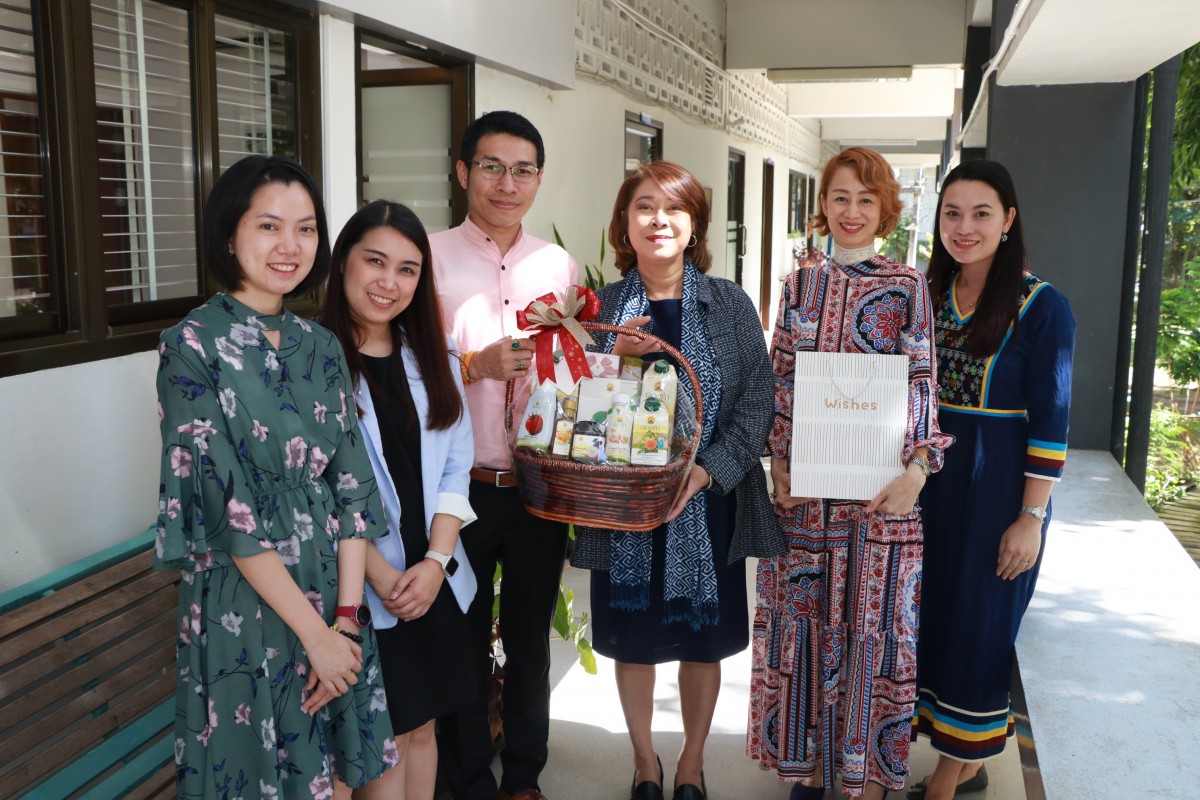 คณบดีรับมอบกระเช้าสวัสดีปีใหม่ 2563 จากกลุ่มคณาจารย์ใหม่ คณะศึกษาศาสตร์ มหาวิทยาลัยเชียงใหม่
