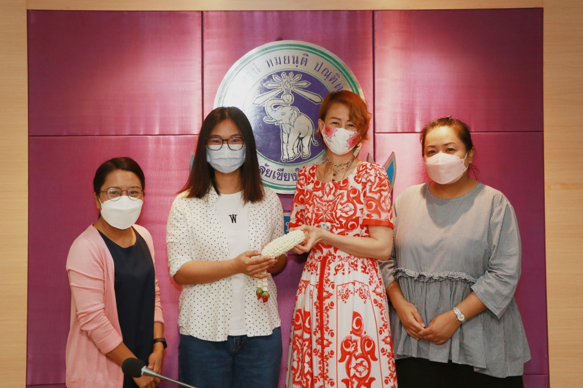 นักศึกษาที่ได้รับทุน ERASMAS รับปัจฉิมโอวาทก่อนเดินทางไปแลกเปลี่ยน ณ Eötvös Loránd University ประเทศฮังการี