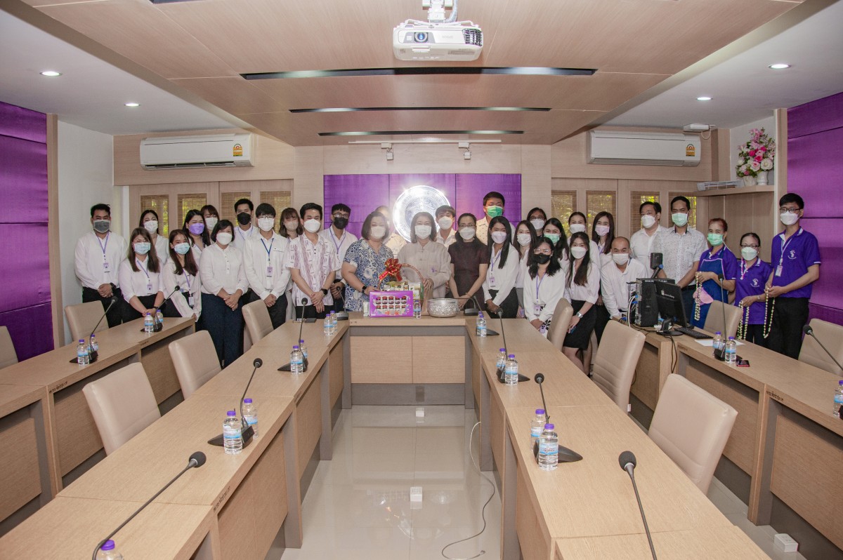คณบดีคณะศึกษาศาสตร์ มช. ให้การต้อนรับโรงเรียนสาธิตมหาวิทยาลัยเชียงใหม่ ระดับอนุบาลและประถมศึกษา เข้ารดน้ำดำหัว ในโอกาสปี๋ใหม่เมือง 2565