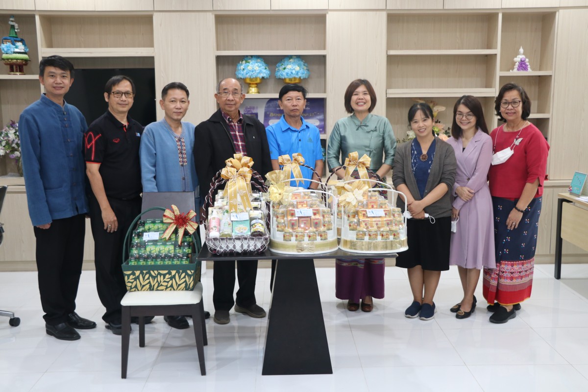 ผู้บริหารคณะศึกษาศาสตร์ มช. มอบกระเช้าของขวัญ ให้แก่ชมรมผู้เกษียณมหาวิทยาลัยเชียงใหม่ เพื่อนำไปจับสลากเป็นของรางวัล