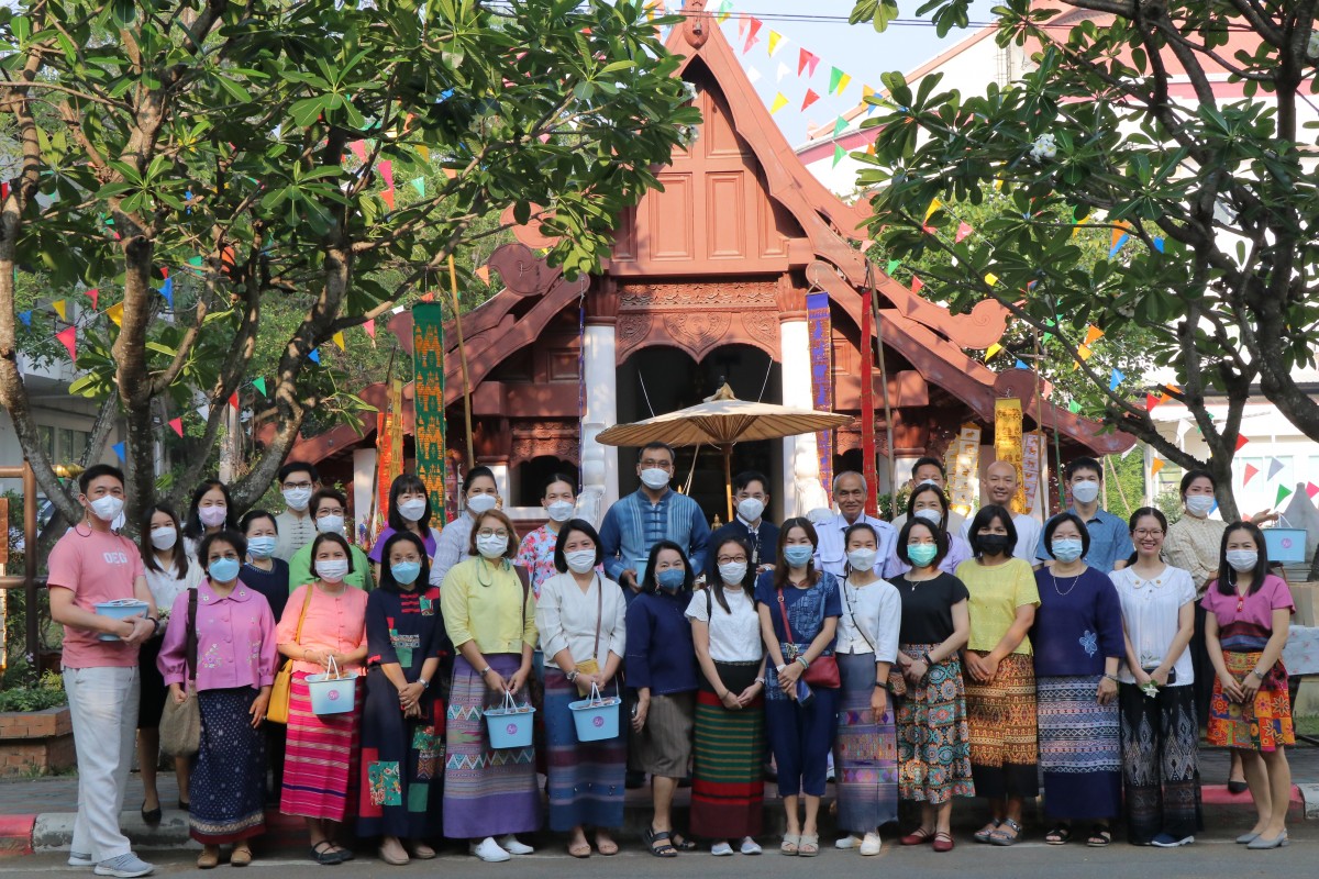 พิธีสรงน้ำพระพุทธรูปประจำโรงเรียน “สมเด็จพระพุทธปัญญาธรรม” เนื่องในโอกาสปี๋ใหม่เมือง ๒๕๖๖