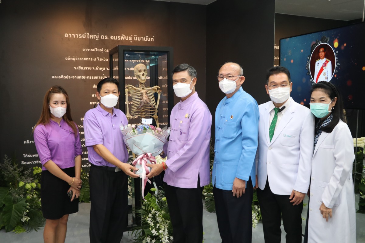 ผู้บริหารคณะศึกษาศาสตร์ มช. เข้ามอบดอกได้แสดงความยินดี ในโอกาสพิธีเปิด พิพิธภัณฑ์กายวิภาคศาสตร์ ดร.อมรพันธุ์ นิมานันท์ ภาควิชากายวิภาคศาสตร์ คณะแพทยศาสตร์ มหาวิทยาลัยเชียงใหม่