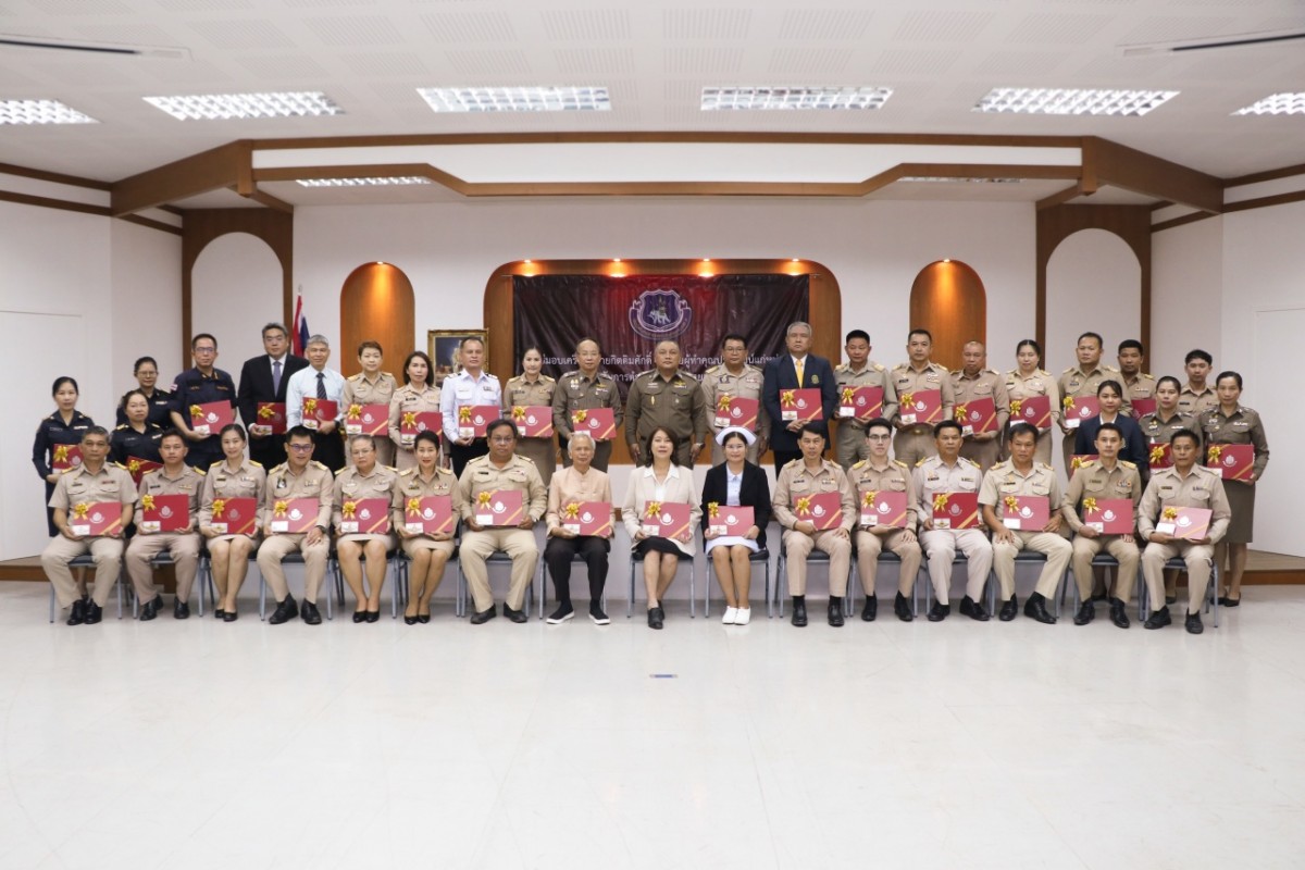 ประธานมูลนิธิศิษย์เก่าศึกษาศาสตร์ และคณบดีคณะศึกษาศาสตร์ มช. เข้ารับเครื่องหมายนักโดดร่ม ชั้นกิตติมศักดิ์ ในฐานะที่เป็นผู้ที่ได้เสียสละและบำเพ็ญประโยชน์ไว้แก่ราชการตำรวจตระเวนชายแดน  สำนักงานตำรวจแห่งชาติ