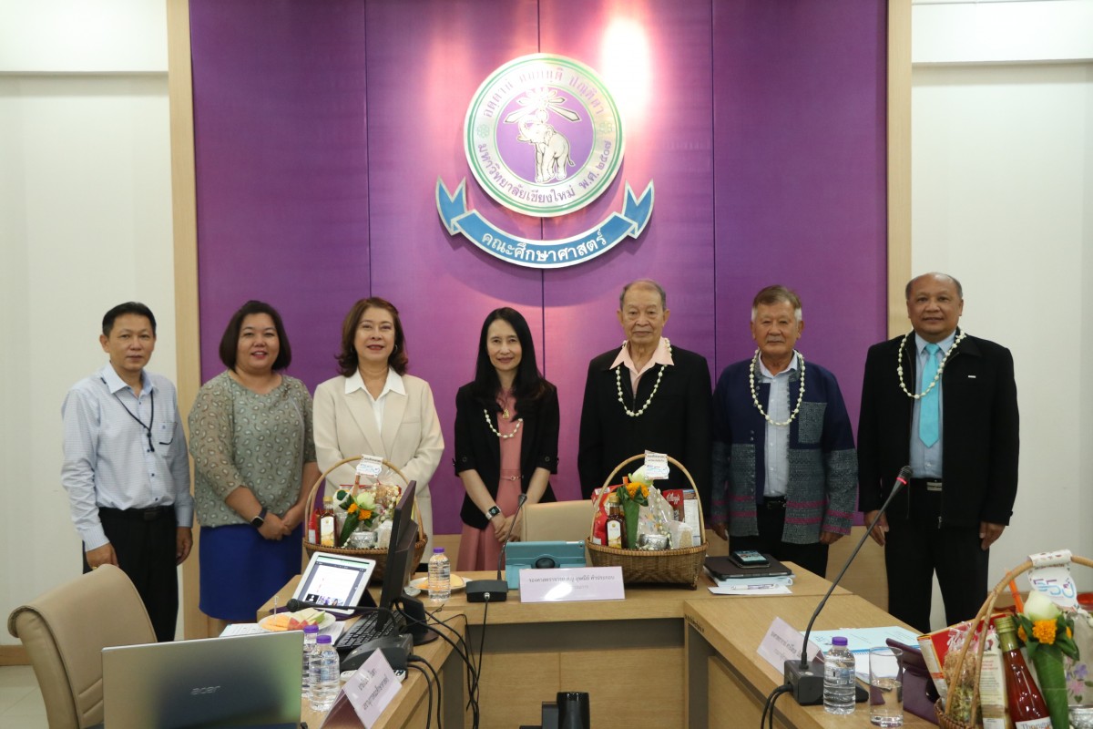 ผู้บริหารคณะศึกษาศาสตร์ มช. เข้ารดน้ำดำหัว คณะกรรมการอำนวยการประจำคณะ ในโอกาสปี๋ใหม่เมือง 2566