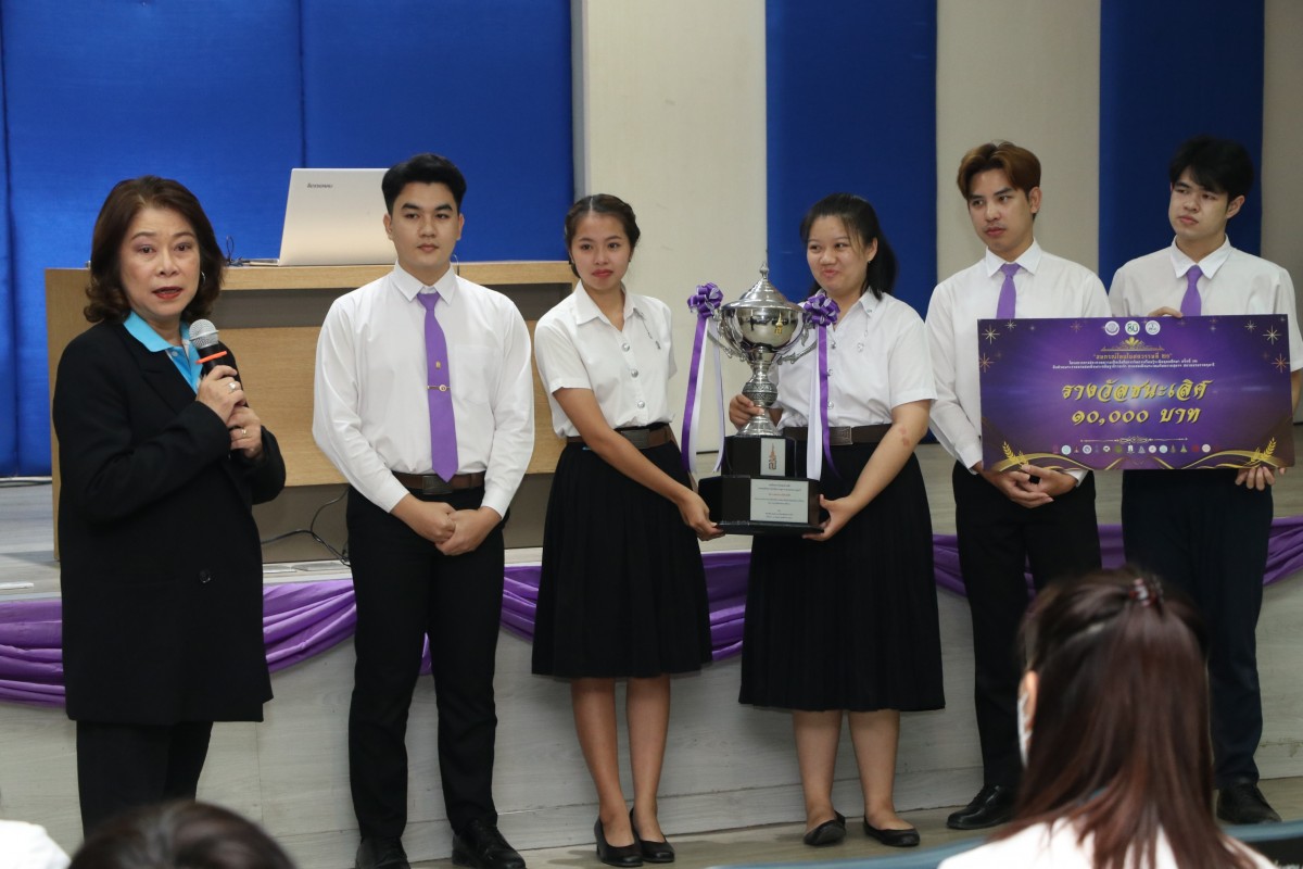 ผู้บริหารและคณาจารย์ ร่วมแสดงความยินดี กับนักศึกษาที่ได้รับรางวัลชนะเลิศ โครงการประกวดความเป็นเลิศในการจัดการเรียนรู้ ระดับอุดมศึกษา ครั้งที่ 12 