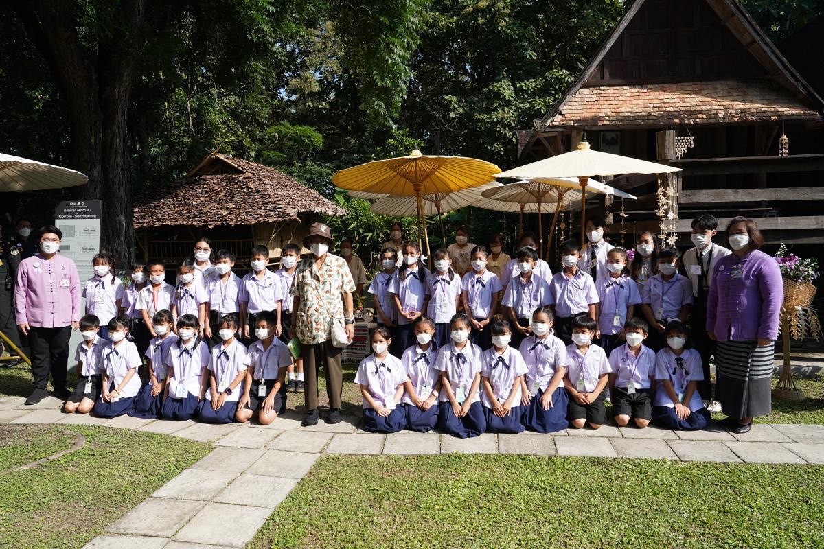 ผู้บริหารคณะศึกษาศาสตร์ มช. พร้อมด้วยครูและตัวเเทนนักเรียน รร.สาธิตฯ ประถม ร่วมเข้าเฝ้ารับสมเด็จพระกนิษฐาธิราชเจ้า กรมสมเด็จพระเทพรัตนราชสุดาฯ สยามบรมราชกุมารี ณ พิพิธภัณฑ์เรือนโบราณล้านนา