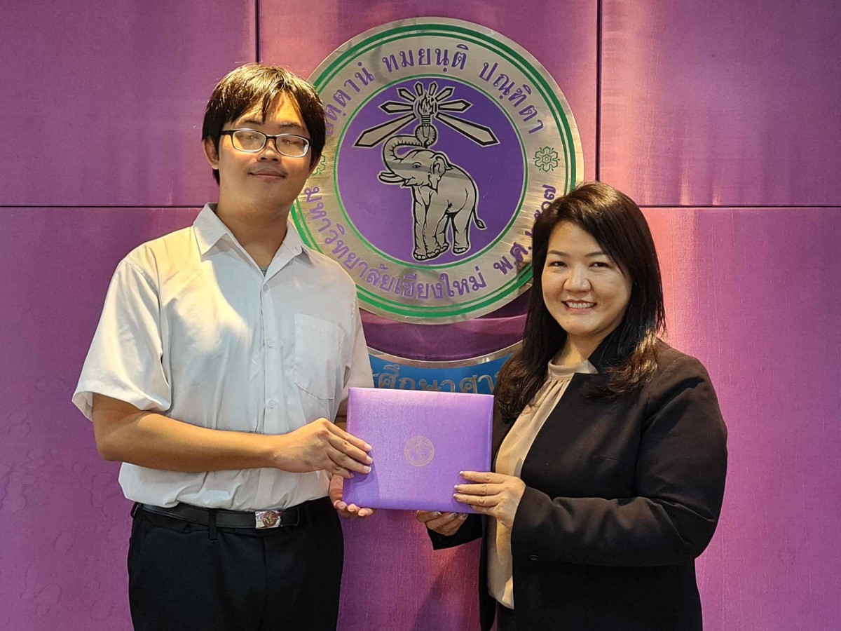นักศึกษาแลกเปลี่ยนจากไต้หวัน เข้ารับมอบประกาศนียบัตรในโอกาสสำเร็จการศึกษาตามโครงการ จากผู้บริหารคณะฯ