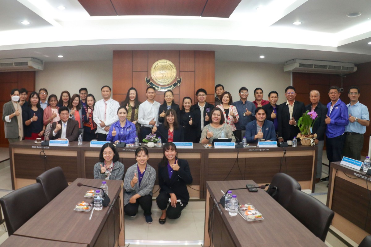 คณะศึกษาศาสตร์ มช. ให้การต้อนรับรองอธิการบดีและคณะ ในโอกาสเยี่ยมเยียนและให้การบรรยาย {แนวทางสนับสนุนทุนด้านวิจัยของมหาวิทยาลัยเชียงใหม่แก่คณาจารย์ และนักวิจัย}