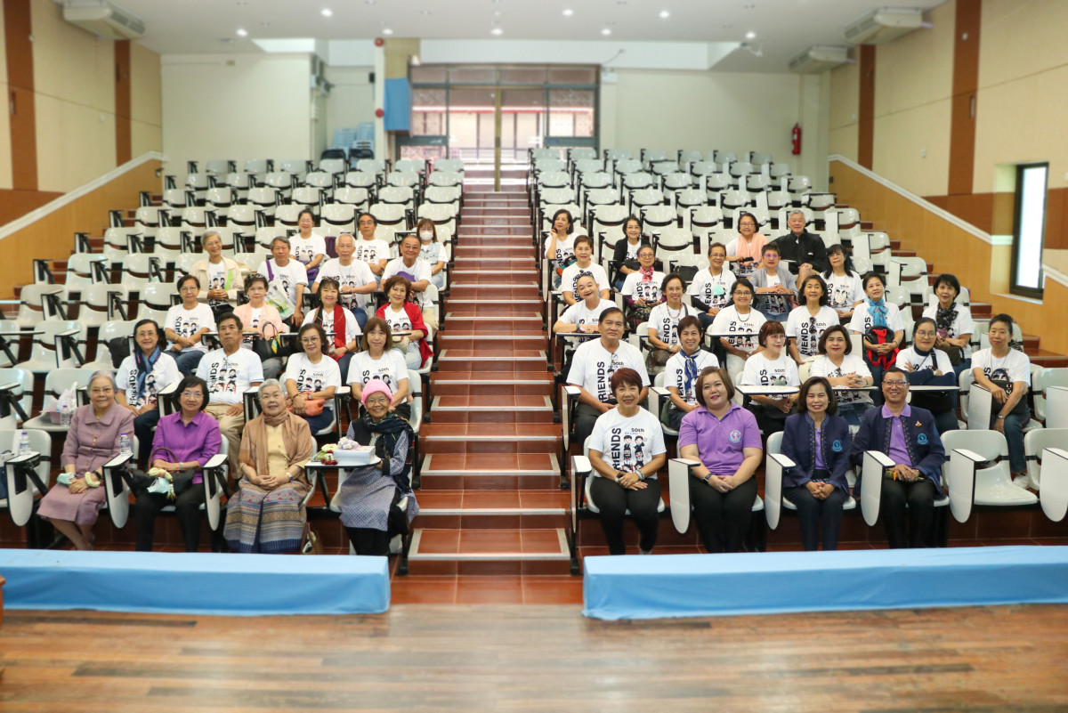 ผู้บริหารคณะศึกษาศาสตร์ ให้การต้อนรับนักศึกษารหัส 17 ในโอกาสเข้ามอบทุนการศึกษาและจัดกิจกรรมคืนสู่เหย้า รหัส 172