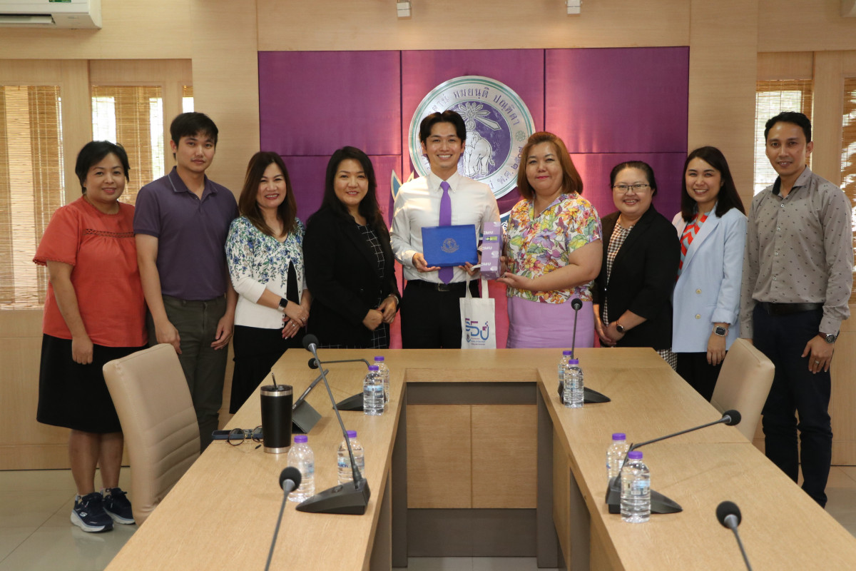 The employee from Mitsubishi Corporation, Japan, received a certificate of completion for the Thai as a Foreign Language Program.