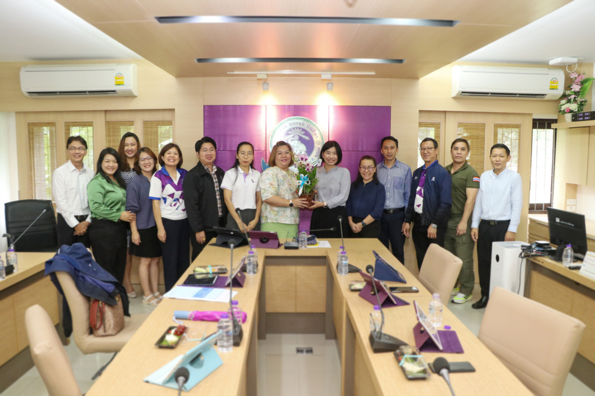  ผู้บริหารคณะศึกษาศาสตร์ แสดงความยินดีแก่ผู้บริหารและคณาจารย์ ในการประชุมคณะกรรมการบริหารประจำคณะ ครั้งที่ 9/2567