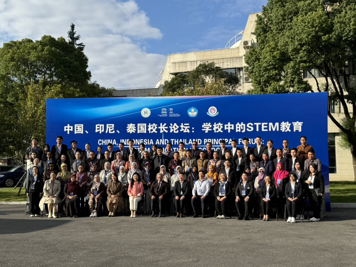 The executives, faculty members, and demonstration school teachers from the Faculty of Education, Chiang Mai University, participated in the China, Indonesia and Thailand Principal Forum: STEM Education in School at the Teacher Education Center Under the Auspices of UNESCO in Shanghai, People’s Republic of China.