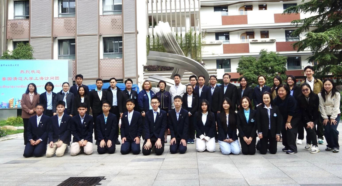 The executives, faculty members, and demonstration school teachers from the Faculty of Education, Chiang Mai University, visited Quyang No. 2 Secondary School (上海市曲阳第二中学) in Shanghai.