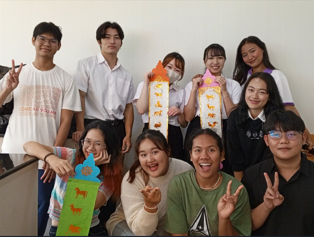 ประมวลภาพกิจกรรมโครงการจัดการเรียนการสอนภาษาไทยในฐานะภาษาต่างประเทศ ภาคเรียนที่ 2/2566 : กิจกรรมประดิษฐ์ตุงไส้หมูและตุงนักษัตร