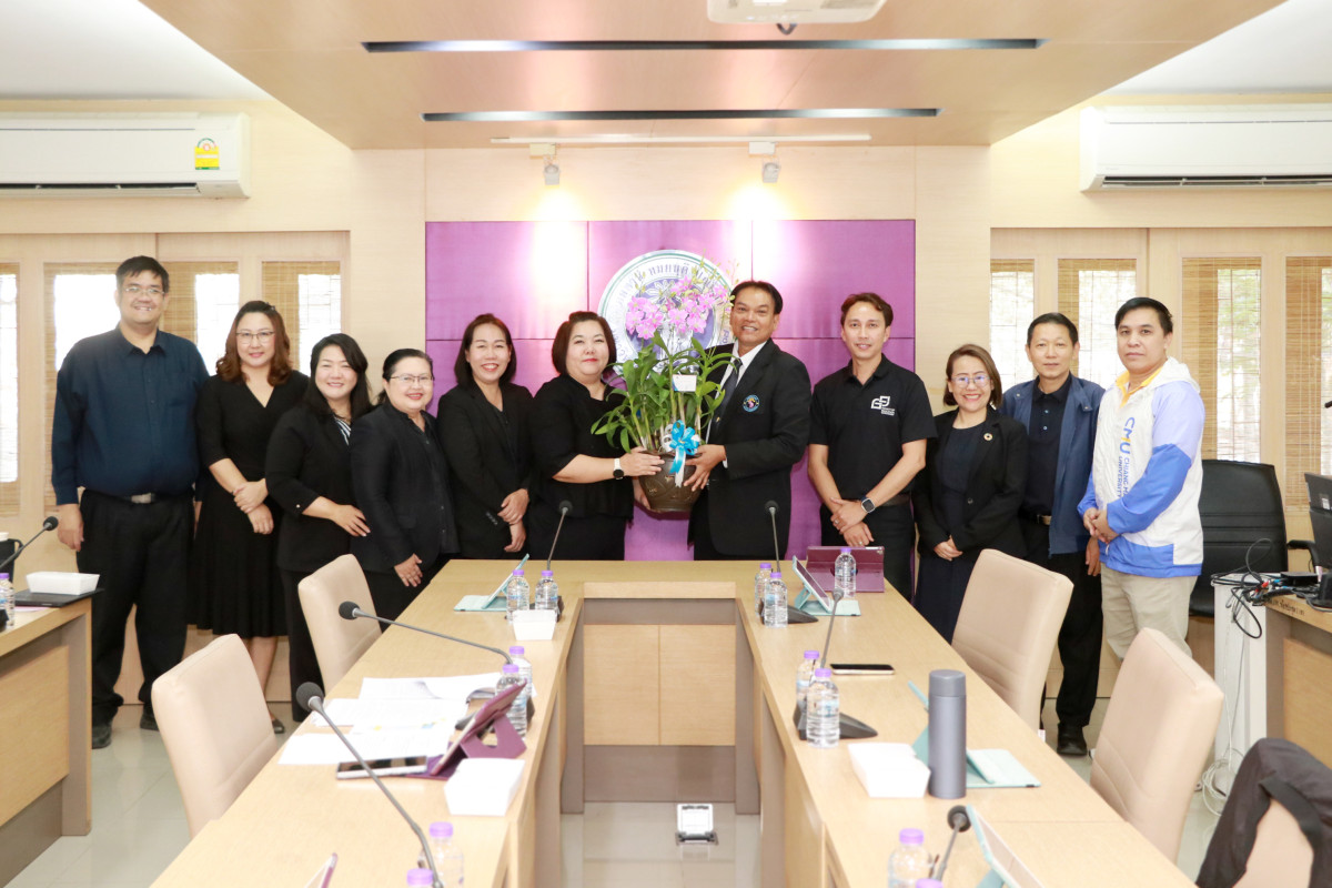 ผู้บริหารคณะศึกษาศาสตร์ แสดงความยินดีกับ ศาสตราจารย์ ดร.ชรินทร์ มั่งคั่ง ในโอกาสได้รับโปรดเกล้าฯ แต่งตั้งให้ดำรงตำแหน่ง ศาสตราจารย์ ในการประชุมคณะกรรมการบริหารประจำคณะ ครั้งที่ 1/2569