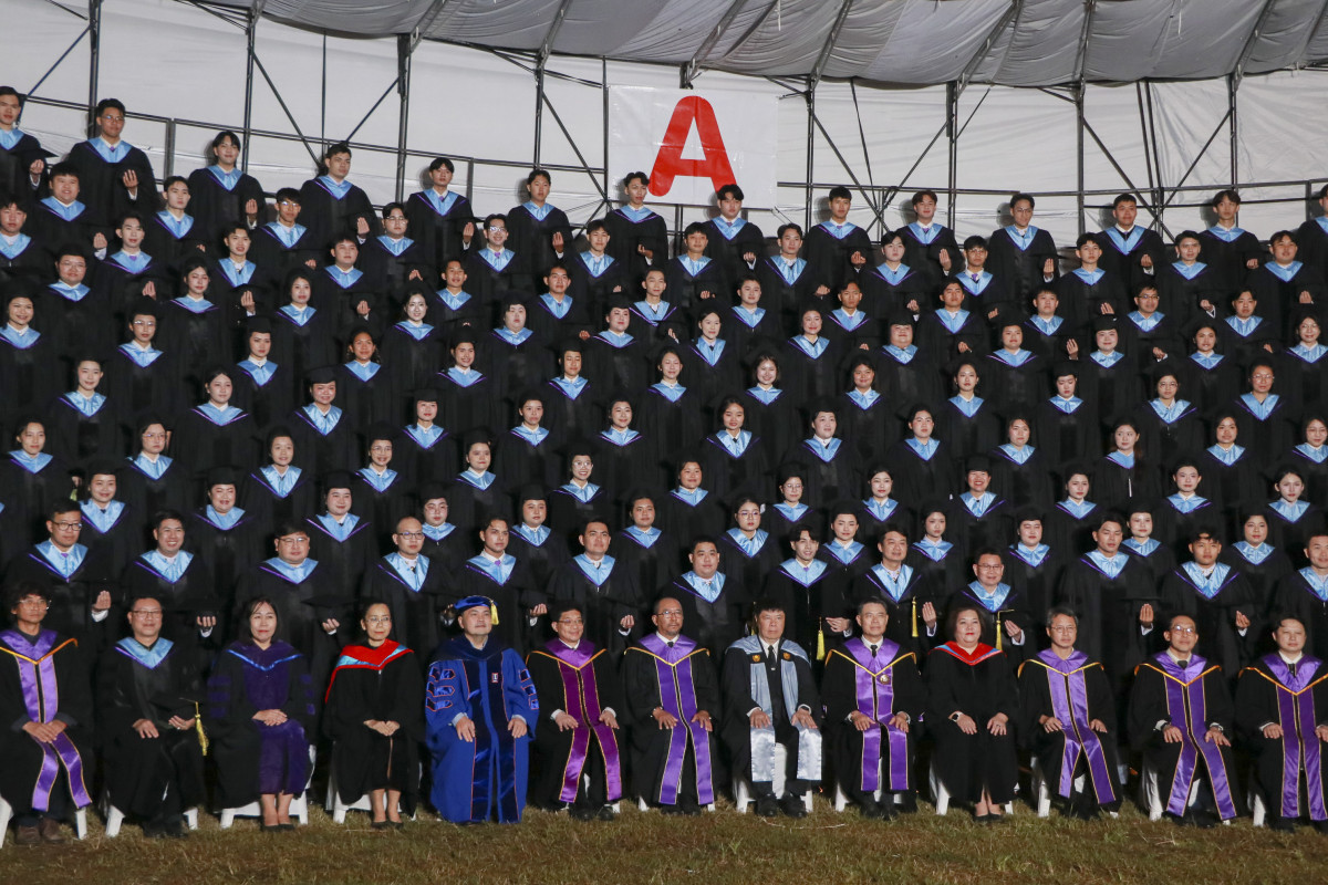 ผู้บริหาร คณาจารย์ ดุษฎีบัณฑิต มหาบัณฑิต และบัณฑิตคณะศึกษาศาสตร์ มช. ถ่ายภาพหมู่ร่วมกัน ในโอกาสพิธีพระราชทานปริญญาบัตร ครั้งที่ 60