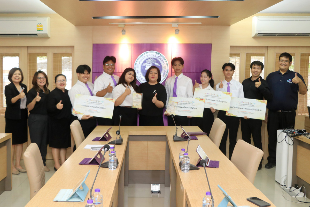 ผู้บริหารคณะศึกษาศาสตร์ มช. ร่วมยินดีและให้โอวาทนักศึกษาที่ได้รับรางวัลจาก กระดานดำสัมพันธ์ ครั้งที่ 20