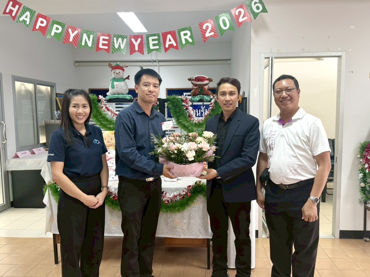 หัวหน้าภาควิชาหลักสูตรฯ ตัวแทนคณาจารย์และเจ้าหน้าที่ ได้มอบกระเช้าดอกไม้แสดงความยินดีกับ อาจารย์ ดร.ณัฐพงษ์ ปัญจบุรี ในโอกาสมีมติเห็นชอบจากสภามหาวิทยาลัยให้ดำรงตำแหน่ง 